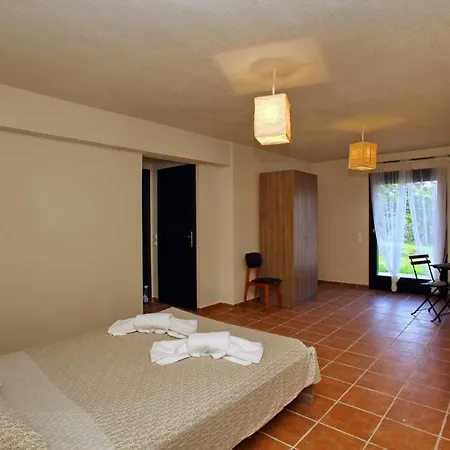 Kitty's House,country,olive Grove,private,quiet,views ,1 Km To ,sleeps 5 *